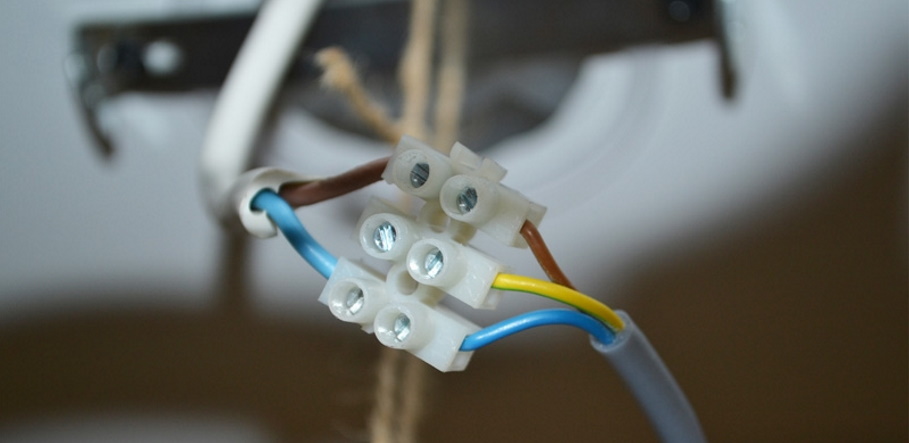 Соединение проводов с помощью колодок